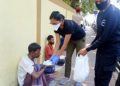 গুৱাহাটী পদপথত আহাৰ বিতৰণ মহানগৰ আৰক্ষী আয়ুক্তৰ জীয়াৰীৰ