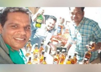 সুৰাৰ বটলৰ সৈতে ছ’চিয়েল মিডিয়াত ফটো; বৰ্খাস্ত আয়কৰ বিভাগৰ তিনিগৰাকী বিষয়া