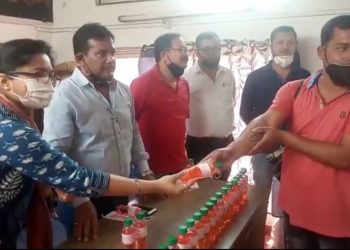 লাকী গগৈৰ প্ৰশংসনীয় কাৰ্য; শিৱসাগৰত সাংবাদিকৰ মাজত বিতৰণ মাস্ক আৰু চেনিটাইজাৰ