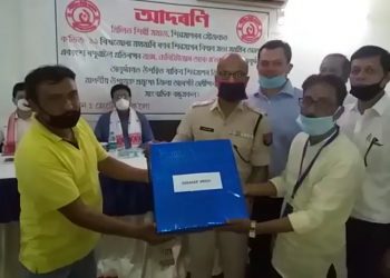 মিলিত শিল্পী সমাজৰ কোভিড-১৯ সন্দৰ্ভত সজাগতা সভা; সাংবাদিক চফাই কৰ্মীক মাস্ক চেনিটাইজাৰ হেণ্ডগ্লভচ বিতৰণ