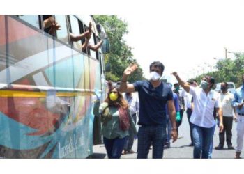 প্ৰৱাসী শ্ৰমিকৰ বাবে বাছৰ ব্যৱস্থা কৰিছে অভিনেতা চনু চুডে