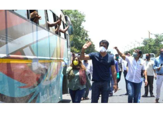 প্ৰৱাসী শ্ৰমিকৰ বাবে বাছৰ ব্যৱস্থা কৰিছে অভিনেতা চনু চুডে