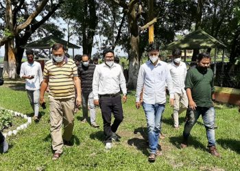বান আক্ৰান্ত পবিতৰা অভয়াৰণ্য পৰিদৰ্শন ছাত্ৰ সন্থাৰ প্ৰতিনিধি দলৰ; বন্যপ্ৰাণীৰ সুৰক্ষা নিশ্চিত কৰিবলৈ চৰকাৰক দাবী