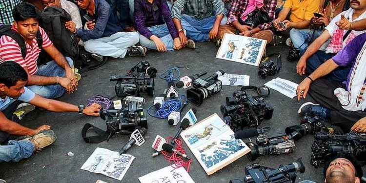 963223-media-persons