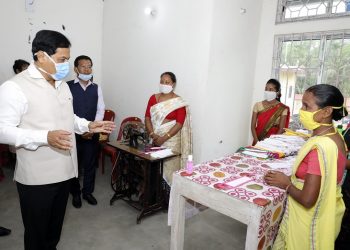চন্দ্ৰপুৰৰ মহিলা আত্মসহায়ক গোটৰ মাস্ক উৎপাদন কেন্দ্ৰ পৰিদৰ্শন মুখ্য মন্ত্ৰী সোণোৱালৰ