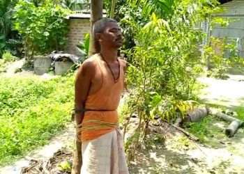 কেৰাচিন ঢালি মদাহী পিতৃয়ে জ্বলাই দিলে নিজৰ পুত্ৰৰ ঘৰ; ৰাইজে পিতৃক বান্ধি গতালে আৰক্ষীক