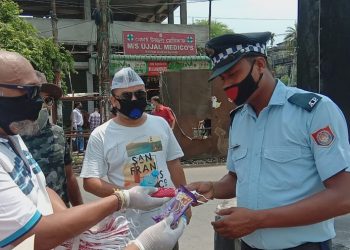 COVID-19: AAP felicitates Assam police personnel on duty in Guwahati
