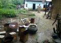 ধনতোলাত আৰক্ষীৰ অভিযানত বৃহৎ পৰিমাণৰ চুলাই মদ ধ্বংস 