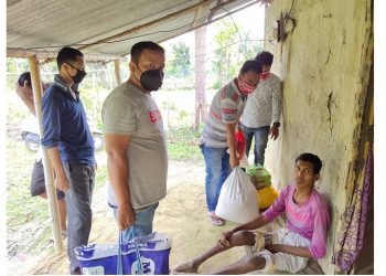 নৰ্থ-ইষ্ট নাওৰ বাতৰিৰ প্ৰভাৱ; কালুগাঁও জাপিসজীয়া গাঁৱৰ ভৱেন গগৈলৈ আটাছুৰ সহায়ৰ হাত