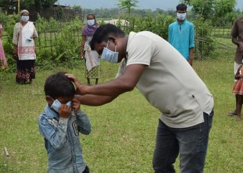 স্বেচ্ছাসেৱী সংস্থা মৰ্ণিং ক্লাবৰ উদ্যোগত অৰুণাচল সীমান্তৱৰ্তী দুৰ্গম অঞ্চলৰ ৰাইজৰ মাজত মাস্ক আৰু চাবোন বিতৰণ
