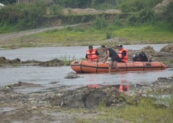 টিৰাপ নৈৰ কোবাল সোঁতত সন্ধানহীন এগৰাকী ব্যক্তি; এছ ডি আৰ এফৰ উদ্ধাৰ অভিযান অব্যাহত