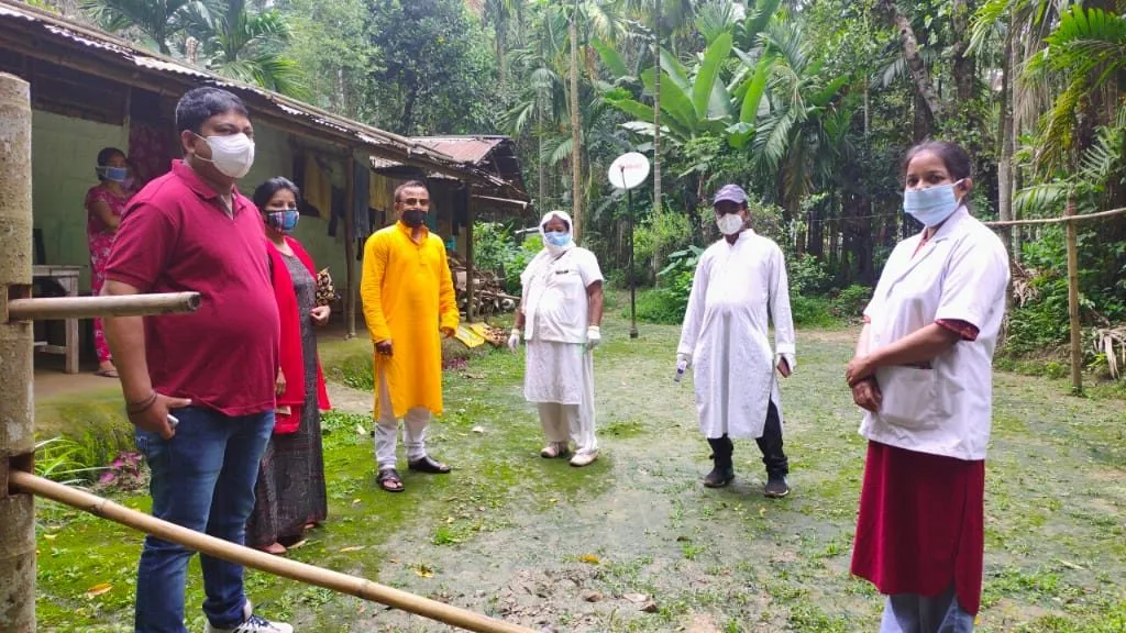 ঈদৰ আনন্দ পৰিহাৰ কৰি ক’ৰ’নাৰ বিৰুদ্ধে যুঁজিবলৈ ওলাই আহিছে এইসকল স্বাস্থ্যকৰ্মী