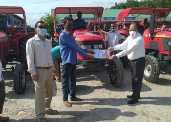 বৰপেটাত কৃষক আত্মসহায়ক গোটৰ মাজত টেক্ট্ৰৰ বিতৰণ