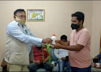 শিৱসাগৰত সাংবাদিক সকলৰ মাজত মাস্ক, চেনিটাইজাৰ বিতৰণ মন্ত্ৰী যোগেন মহনৰ 