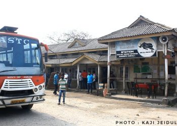 গুৱাহাটীলৈ আৰম্ভ হোৱা বাছ সেৱাৰ তদাৰকৰ বাবে বিশ্বনাথত উপস্থিত পৰিবহন নিগমৰ অধ্যক্ষ