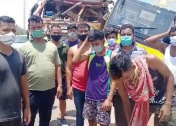 চেন্নাইৰ পৰা ৩০জন শ্ৰমিকক লৈ অহা অসম অভিমুখী বাছ দুৰ্ঘটনাগ্ৰস্ত; কেইবাজন আহত