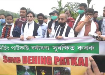 দিহিং পাটকাইৰ সুৰক্ষাৰ দাবীত চালেকিত উপস্থিত সাংসদ অজিত ভূঞাসহ সজাতি দল