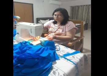 সমষ্টিবাসীৰ বাবে নিজে মাস্ক চিলাই কৰাত ব্যস্ত বিৰোধী দলপতি দেবব্ৰত শইকীয়াৰ পত্নী বন্দনা শইকীয়া