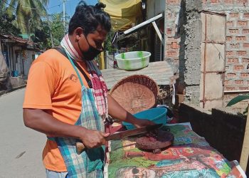 জুবিন গাৰ্গৰ সৈতে জনপ্ৰিয় গীতৰ জন্মদিয়া এইগৰাকী শিল্পীয়ে ল’কডাউনত পদপথত ব্ৰইলাৰ বিক্ৰী কৰি পোহপাল দিছে পৰিয়াল