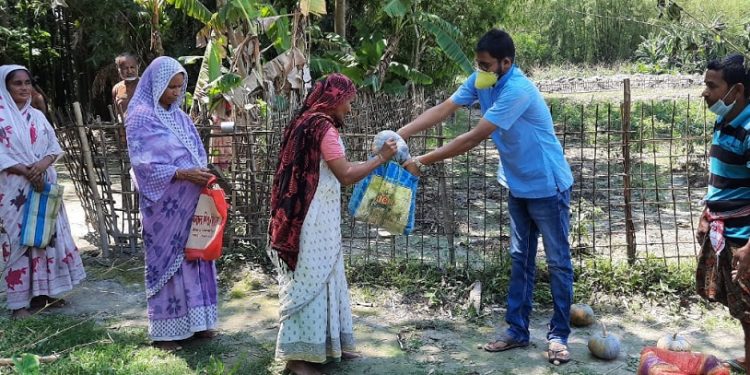 Lockdown: AASU leader Bhawajit Bezbarua distributes vegetables among poor in Nalbari