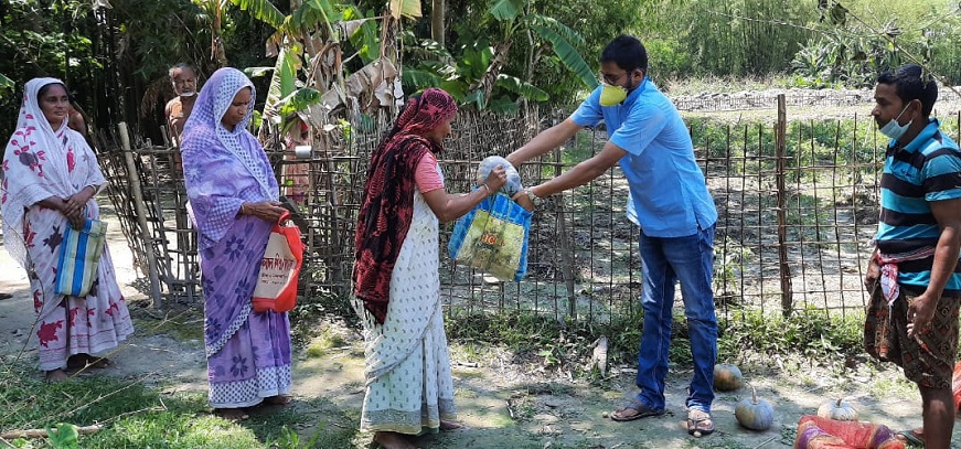 Lockdown: AASU leader Bhawajit Bezbarua distributes vegetables among poor in Nalbari