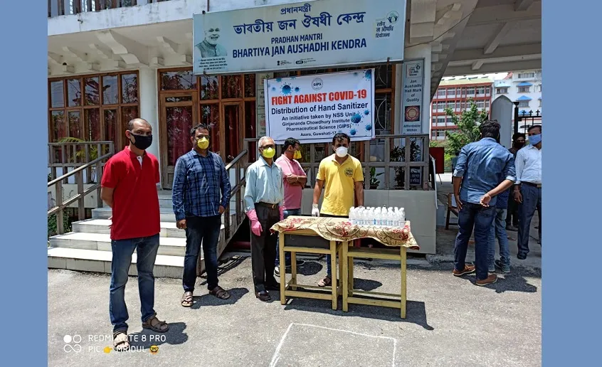 গিৰিজানন্দ চৌধুৰী ইষ্টিটিউট অফ ফাৰ্মাচিউটিকেল চায়েঞ্চৰ উদ্যোগত স্ব-নিৰ্মিত হেণ্ড চেনিটাইজাৰ বিতৰণ