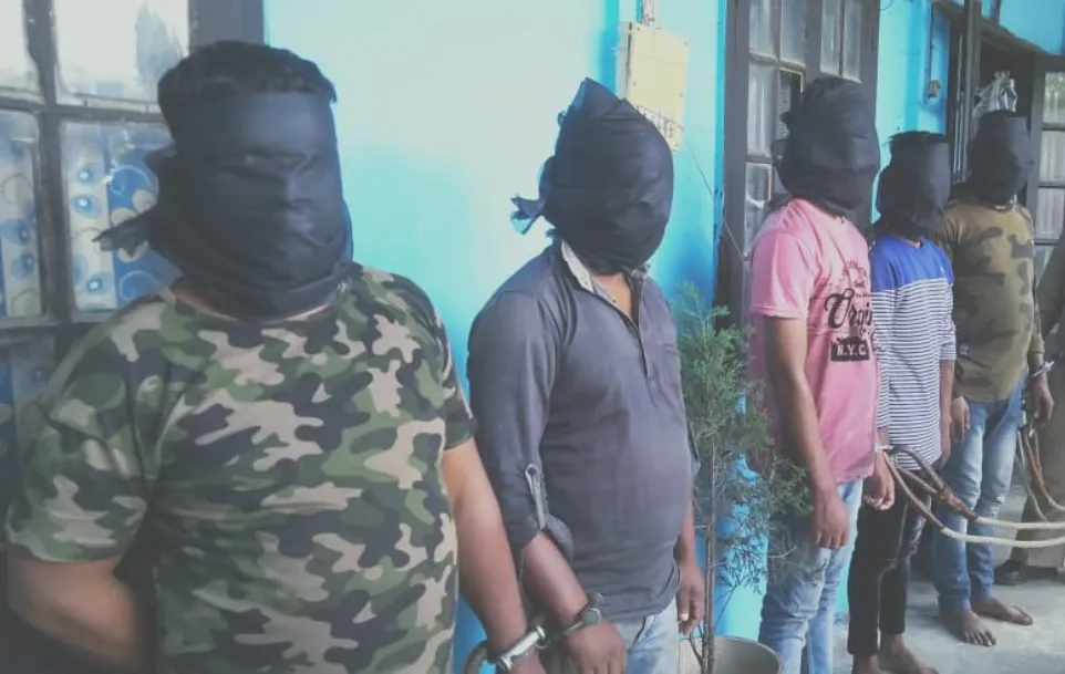 পুৰণিগুদামত আৰক্ষীৰ বৃহৎ সাফল্য; সজীৱ গুলী আৰু পিষ্টল সহ পাচঁজন দুৰ্ধৰ্ষ ডকাইতক আটক