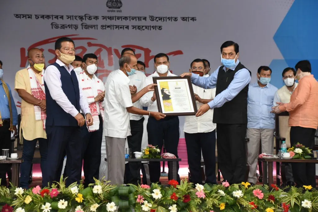 বিশিষ্ট চিত্ৰশিল্পী কন্দৰ্প নাথ শৰ্মা আৰু নৃত্যশিল্পী ঝৰ্ণা শইকীয়াক ২০২০ বৰ্ষৰ বিষ্ণুৰাভা বঁটা প্ৰদান