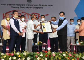 বিশিষ্ট চিত্ৰশিল্পী কন্দৰ্প নাথ শৰ্মা আৰু নৃত্যশিল্পী ঝৰ্ণা শইকীয়াক ২০২০ বৰ্ষৰ বিষ্ণুৰাভা বঁটা প্ৰদান