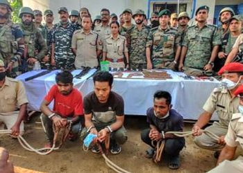 কাজিৰঙাত গঁড় হত্যাৰ সৈতে জড়িত বৃহৎ চোৰাং চিকাৰীৰ দল আটক; উদ্ধাৰ এ কে-৪৭, এ কে-৫৬ ৰাইফল