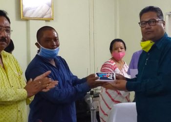 শিৱসাগৰত গাওঁবুঢ়াসকলৰ মাজত স্মাৰ্টফোন বিতৰণ কাৰ্যসূচীৰ শুভাৰম্ভ