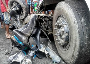 ভয়ংকৰ পথ দুৰ্ঘটনাই প্ৰাণ কাঢ়ি নিলে এজন যুৱকৰ, আন এজন গুৰুতৰভাৱে আহত