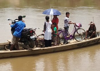 গোৱালপাৰাত উন্নয়নৰ ফোপোলা স্বৰূপ; দলঙৰ অভাৱত টুলুঙা নাওত বিপদ সংকুল যাত্ৰা
