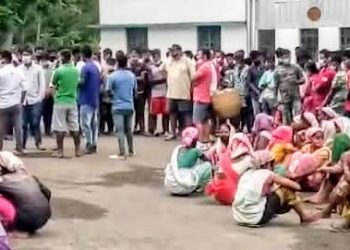 ন্যায্য প্ৰাপ্তিৰ দাবীত শ্ৰমিকে ঘেৰাও কৰিলে বোকাখাতৰ মেথনি চাহ বাগিচা পৰিচালকৰ কাৰ্য্যালয়