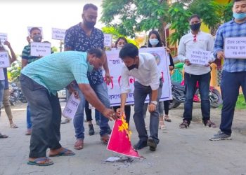 শিৱসাগৰত চীনা পতাকা দাহ ঐক্য সেনা অসমৰ; ভাৰতৰ বীৰ চহিদ সকললৈ শ্ৰদ্ধাঞ্জলি