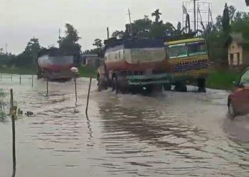 টীয়কত পানীৰ তলত ৩৭ নং ৰাষ্ট্ৰীয় ঘাইপথ