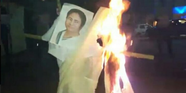 মমতা বেনাৰ্জীৰ প্ৰতিচ্ছবি দাহ