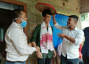 বাণিজ্য শাখাত পঞ্চম স্থানপ্ৰাপ্ত আর্থিকভাৱে পিছপৰা অংকুৰৰ শৈক্ষিক দায়িত্ব গ্ৰহণ কৰিছে আছুই