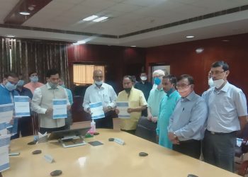 মুখ্য মন্ত্ৰীৰ হাতত অৰ্থনৈতিক পৰামৰ্শদাতা কমিটিৰ প্ৰথমখন প্ৰতিবেদন দাখিল