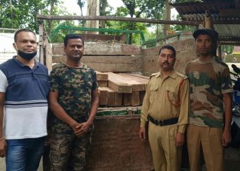 চামগুৰিত দুখনকৈ বাহনৰ পৰা প্ৰায় লক্ষাধিক টকাৰ চোৰাং কাঠ জব্দ