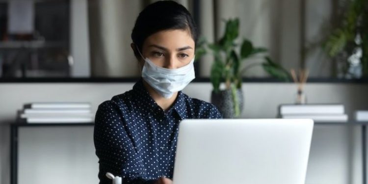 employee-wearing-face-mask