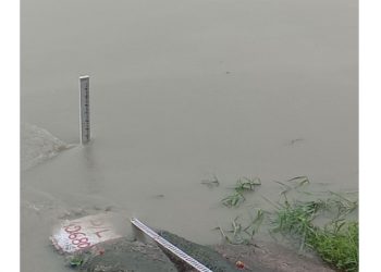 গুৱাহাটীত বিপদ সীমাৰ ওপৰেৰে বৈছে ব্ৰহ্মপুত্ৰ