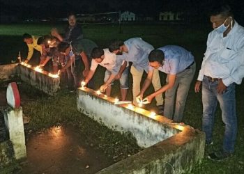 মৰিয়নিত গণ প্ৰহাৰত মৃত্যু হোৱা যুৱক দেৱশীষ গগৈৰ আত্মাৰ শান্তিৰ অৰ্থে টীয়কত আছুৰ বন্তি প্ৰজ্বলন