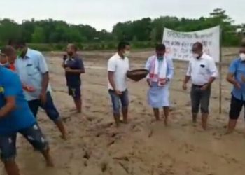 বানাক্ৰান্ত কৃষকক সহায়ৰ বাবে টীয়কৰ ৰাজাবাৰীত ধানৰ বীজ সিঁচিলে বিজেপিয়ে