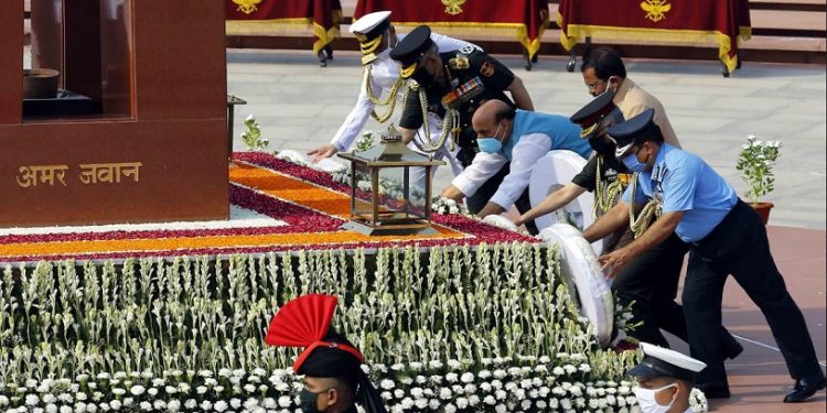 চিডিএছ, বায়ু, জল, স্থল সেনা প্ৰধানৰ সৈতে প্ৰতিৰক্ষা মন্ত্ৰী ৰাজনাথ সিং