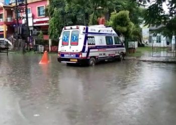 উন্নয়ণৰ ঢাক ঢোল বজোৱা বিজেপি চৰকাৰৰ ফোপোলা স্বৰূপ; এজাক বৰষুণতেই জলমগ্ন শিৱসাগৰ চহৰ