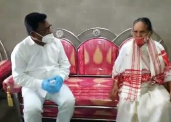 অখিল গগৈৰ বাসগৃহত কংগ্ৰেছী বিধায়ক নুৰুল হুদা; ল’লে অসুস্থ মাতৃৰ খবৰ