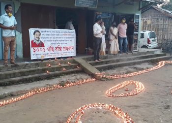 অখিল গগৈৰ মুক্তি আৰু আশু আৰোগ্যৰ কামনাৰে গৃহ ভূমিত বন্তি প্ৰজ্বলন