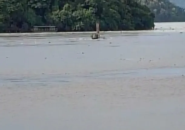 গুৱাহাটীত পুনৰ বিপদ সীমাৰ ওপৰেৰে বৈছে ব্ৰহ্মপুত্ৰ
