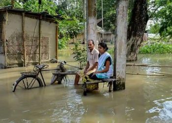 ক’ৰ’নাতংকৰ মাজতে প্ৰলয়ংকৰী বানত বিধ্বস্ত অসমৰ কিছু দুখলগা ছবি